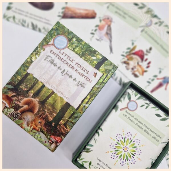 Kind mit Entdecker Set im Wald – Outdoor-Suchspiel mit Spielkarten zur Naturentdeckung